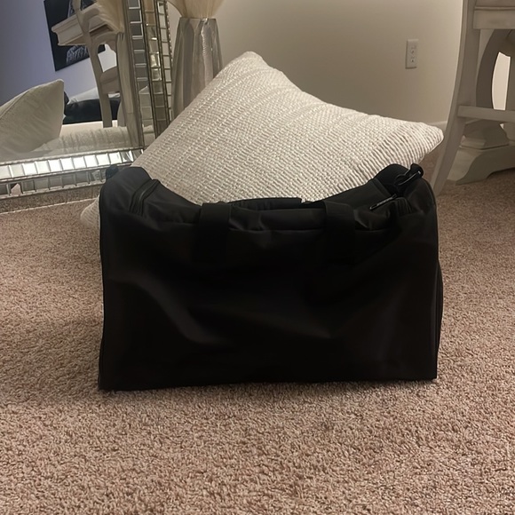 Brand new DKNY travel / sports bag - Picture 4 of 4